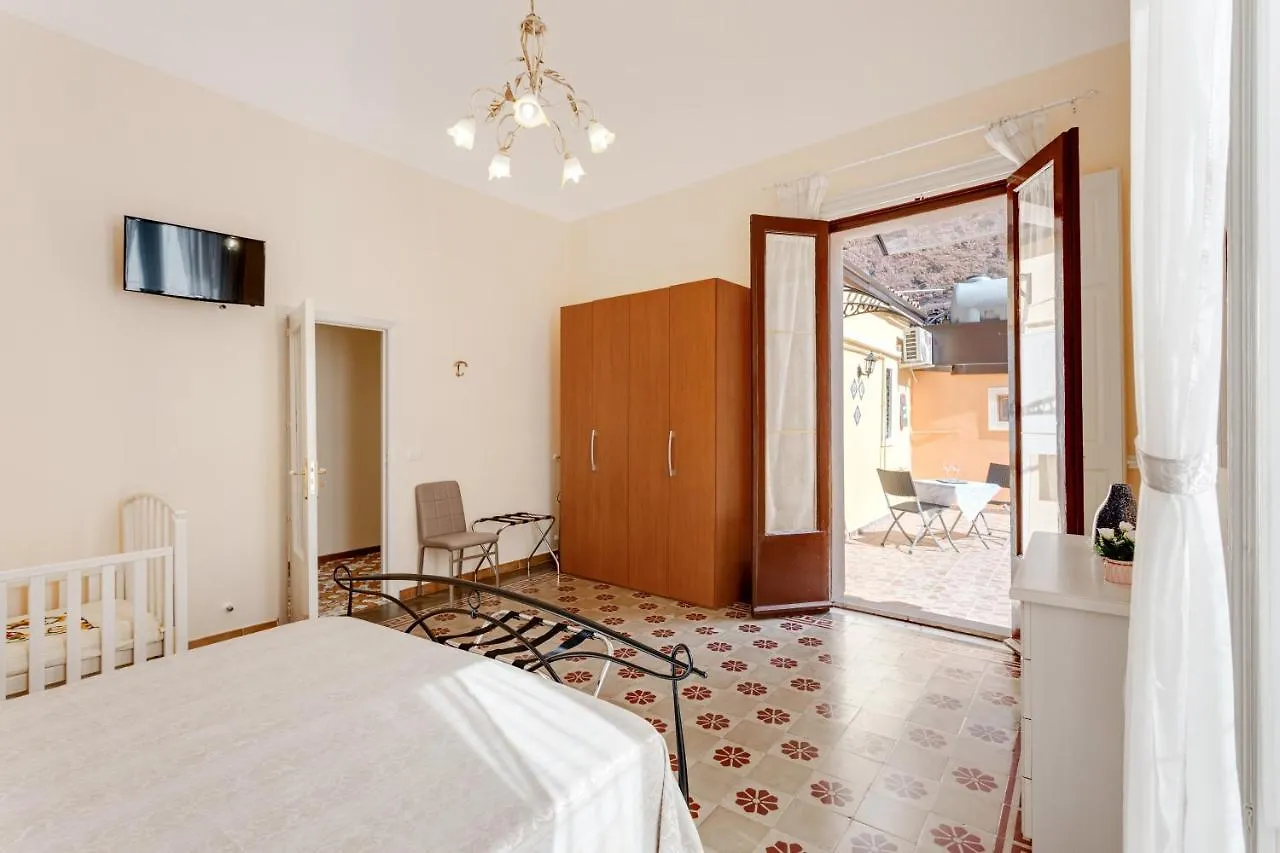 Catania Central Apartment With Terrace- Casa Mariella Italia